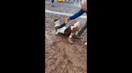 Drunk man's funny struggle to stand turns into a co-muddy of errors