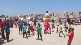Gaza Strip: Gaza circus performers aim to put smile on faces of displaced Palestinian children