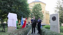 Memorial statue honors Chinese translator of Hungarian poet