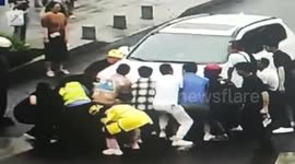 Crowd lifts car together to rescue trapped senior in southern China accident