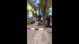 Oops! little sister's ice cream mishap caught on camera