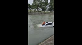Passers-by rescue driver in trapped car