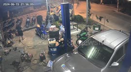 Car bonnet traps mechanic's fingers in repair shop fail