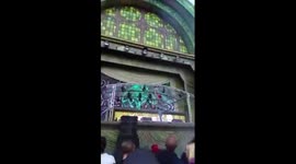VIRAL FESTIVAL HARMONY OF HARDCORE WOMAN CLIMBING HIGH AT STAGE