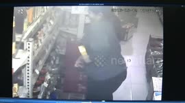 超市盗物藏身上 怪异走路露了馅:大妈超市内偷窃 将三条烟16瓶洗发水塞进裤裆