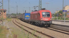 Güterzug mit Taurus bei der Durchfahrt