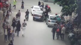 监控记录疯狂三轮撞飞骑车人逃逸