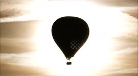 Heißluftballon fährt genau durch die Sonne!