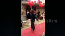 Man shows off enthusiastic dance at wedding ceremony