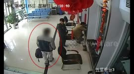 男子持玩具枪抢银行 女保安以为是演习