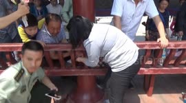 江西九江:两岁幼童被卡 外出游玩别忘安全
