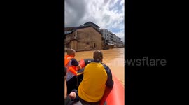 Brave volunteers rescue villagers amid severe floods in China