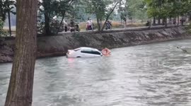 Retired military veteran risks life to save unconscious man in sinkingcar
