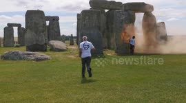 UK: Activists Decorate Stonehenge in Climate Protest Ahead of Summer Solstice
