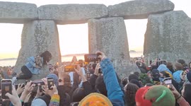 Summers solstice: Hundreds gather to get perfect picture as sun lines up with Stonehenge
