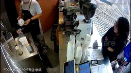 Staff member strikes customer amid emotional conflict at Shanghai coffee shop