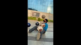 Rajasthan Marvel: man balances seven rolling footballs simultaneously in Jaipur