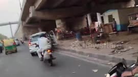 India: Cab driver drags traffic inspector after document dispute in northern India