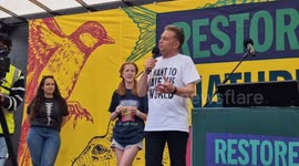 Chris Packham sings 'Taylor give up your jets' urging popstar to stop using her private plane at Parliament Square rally