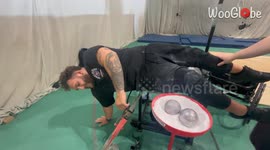 Man experiences a not-so-PANTastic moment during workout