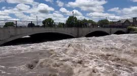 Rising Cedar River threatens Main Street Bridge in Charles City, Iowa