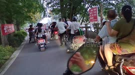 Hero passersby rescue car submerged in river in China