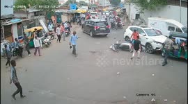 Good Samaritans tilted a big car to rescue out a women stuck beneath a car