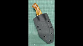 Handmade kitchen knife with a handle of nomex and honey coloured expoxy, complemented with a bumblebee engraving.