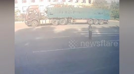 Traffic cop jumps in front of speeding lorry to save school children