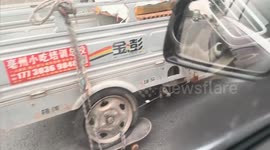 Woman uses skateboard to replace flat tyre