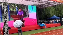 Student bringing laughter after slipping and setting off confetti cannon at graduation ceremony in northern China