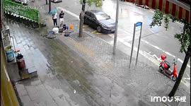 Locals rescue woman who falls into open manhole in China