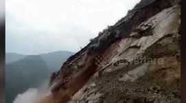 Massive landslide blocks national highway in northern India, traffic brought to standstill