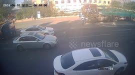 Brave traffic officer stops speeding truck to save students and parents in China