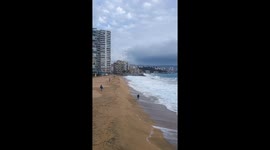 Marejadas. La fuerza del mar azota el muelle y arrasa con la arena de las playas de Viña del Mar en Chile.