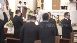 Sacristan's hilarious reaction to wedding kiss delights churchgoers in Quezon City