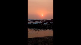 Bella puesta de sol, cerca de las olas del mar.