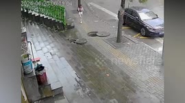 Locals rescue woman who falls into open manhole in China