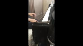 Chinese pianist creatively performs with ropes