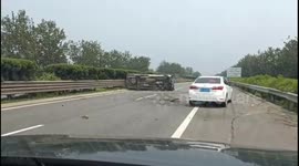 Heroic woman rescues child suffering severe car accident on Chinese highway