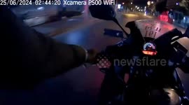 Dramatic motorcycle chase as cops pursue teenage thieves in Thailand