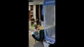 Protective cats defend toddler from kitten's attack in China