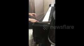 Pianist performs with string tied to fingers like game Identity V
