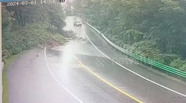 Quick-thinking driver narrowly escapes landslide in central China