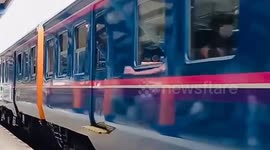 This unique Thai market outside train station is open only for five minutes