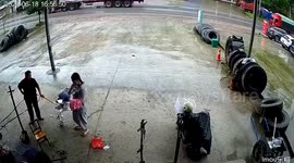 Quick-thinking driver halts and honks to alert as baby stroller heads for road in China