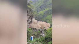 Massive landslide amidst torrential rains causes road blockage in northern India