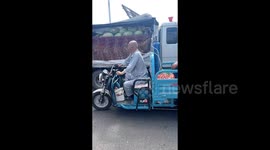 Elderly Chinese man's inspiring market routine with oxygen tank draws attention