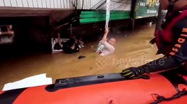 Heroic Chinese men support pregnant woman in deep floodwaters for hours until rescue arrives