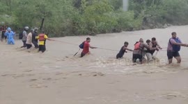 Heroic rescue! SDRF rescues youngsters trapped in floods in northern India